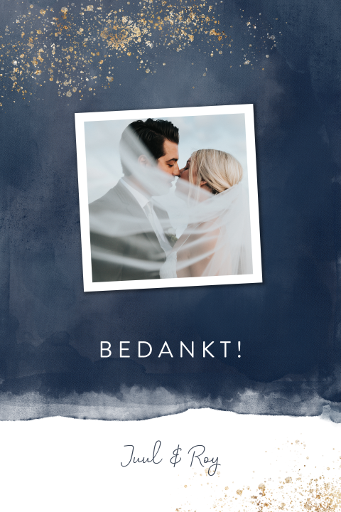 Donkerblauwe bedankkaart met trouwfoto en gouden spetters
