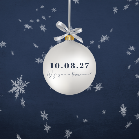 Blauwe kerstkaart met save the date in kerstbal