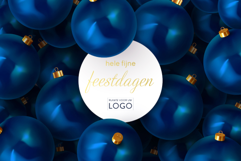 Blauwe kerstkaart met donkerblauwe kerstballen