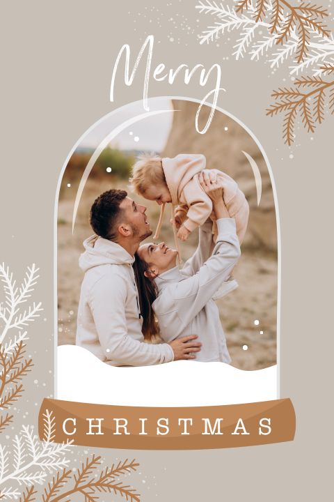 Beige kerstkaart met sneeuwbol en eigen foto