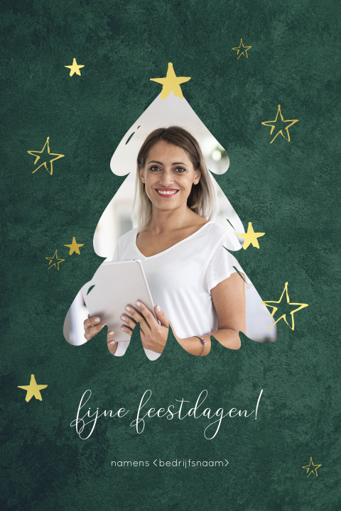 Groene kerstkaart met foto in kerstboom en sterren in goudfolie