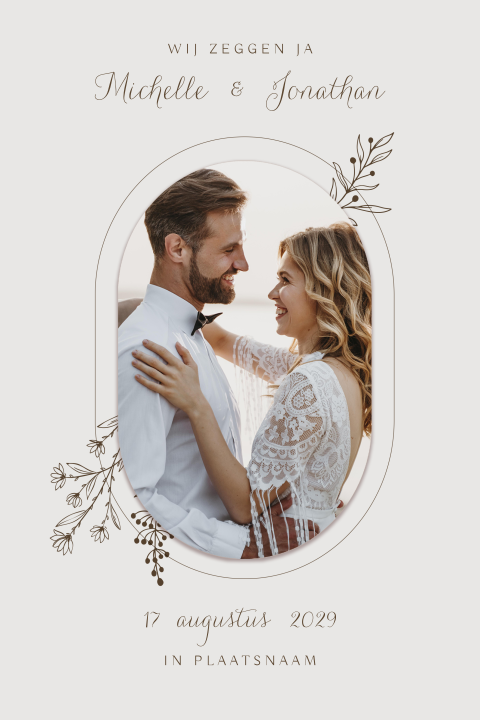 Stijlvolle trouwkaart met foto en getekende bloemen