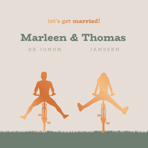 Trouwkaart met stel op fietsen in koperfolie