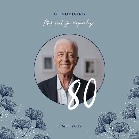 Blauwe uitnodiging met gingko bladeren en foto
