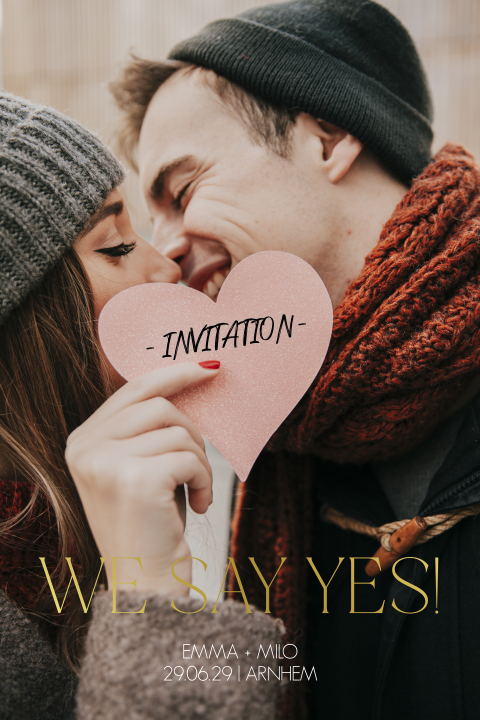 Trouwkaart met grote foto en in goud 'We say yes'