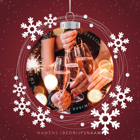 Donkerrode kerstkaart met zilverfolie tekst en foto