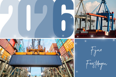Lichtblauwe kerstkaart met 2026 en foto containers