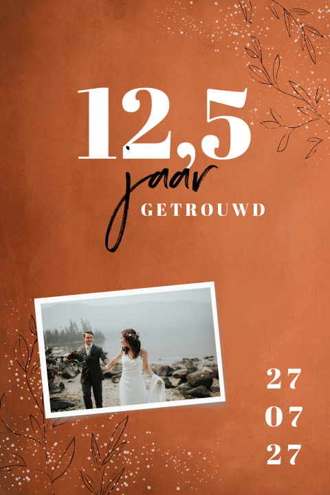 Roestbruine jubileum uitnodiging met polaroid foto en bladeren