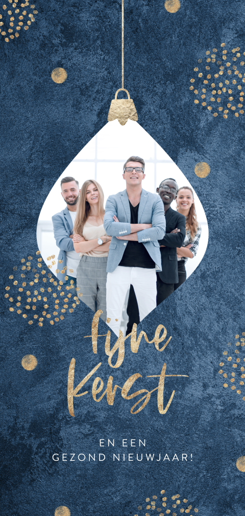 Donkerblauwe kerstkaart met foto in kerstbal