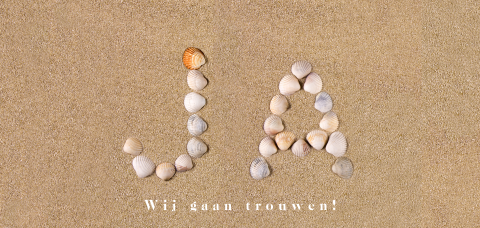 Trouwkaart met schelpen JA op het strand