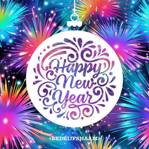 Kerstkaart met kleurrijk vuurwerk en kerstbal met Happy New Year