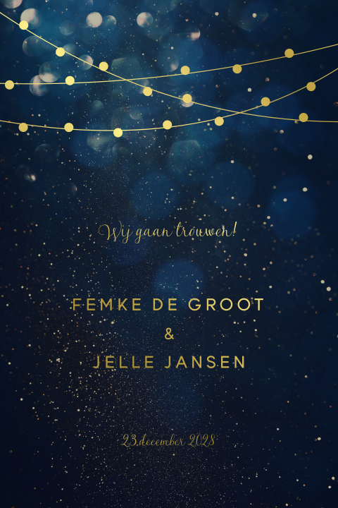 Donkerblauwe trouwkaart winter met gouden lampjes