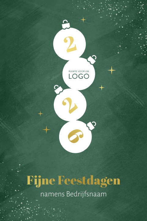 Groene kerstkaart met gestapelde kerstballen en logo