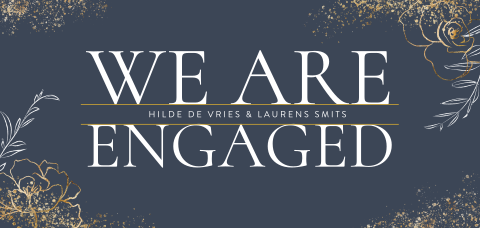 Donkerblauwe verlovingskaart met gouden bloemen