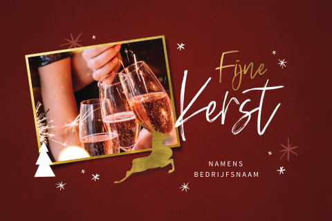 Rode kerstkaart met foto en kader met springend rendier