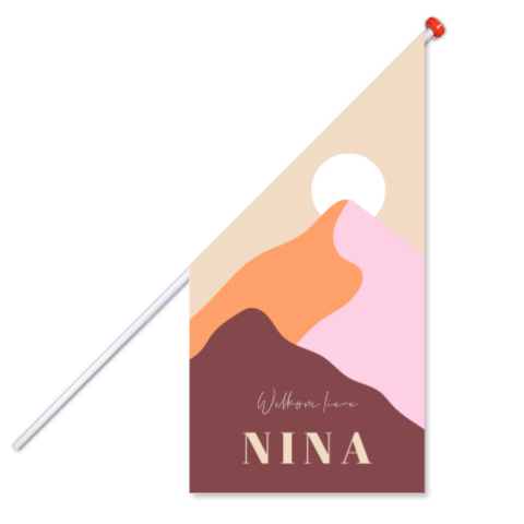 Geboortevlag meisje met bergen en zon