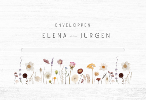 Witte enveloppenkist met wilde bloemen