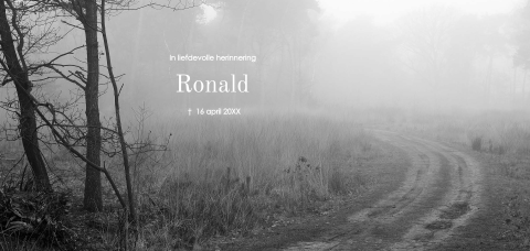 Rouwkaart natuur zwart-wit foto pad in bos