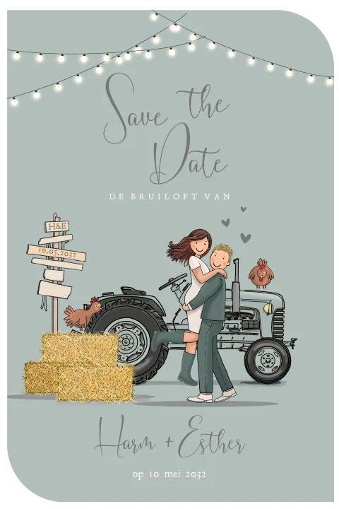 Save the date bruidspaar tractor blauwgroen met hooibalen en lichtjes