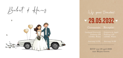 Trouwkaart bruidspaar leuke sportwagen wit met bruidspaar ballonnen
