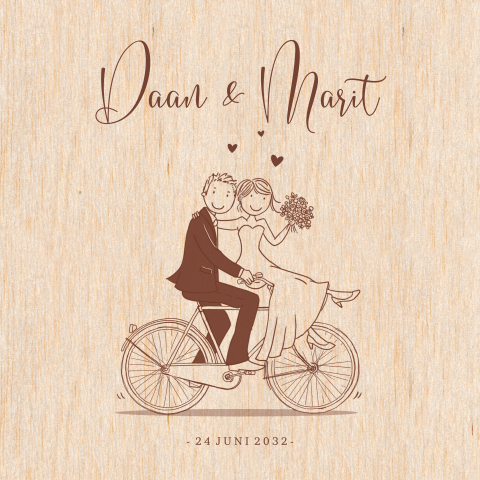 Trouwkaart hout fietsend bruidspaar hartjes