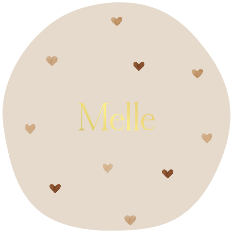 Beige organisch geboortekaartje met hartjes en goudfolie