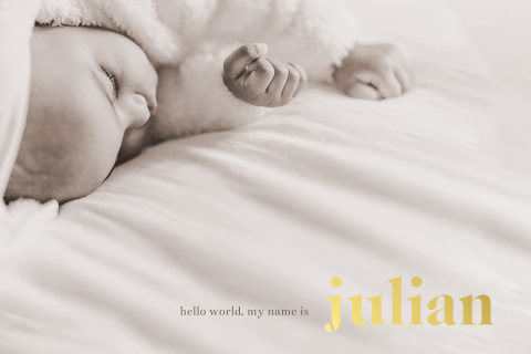 Geboortekaartje met foto en grote naam in goudfolie