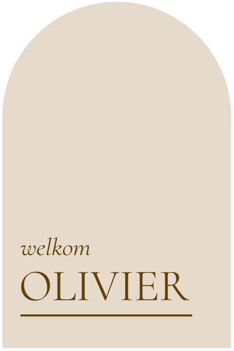 Geboortekaartje in boogvorm met klassiek lettertype