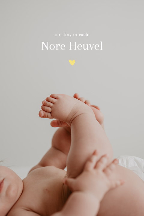 Geboortekaartje met grote foto, quote, naam en hartje in goudfolie