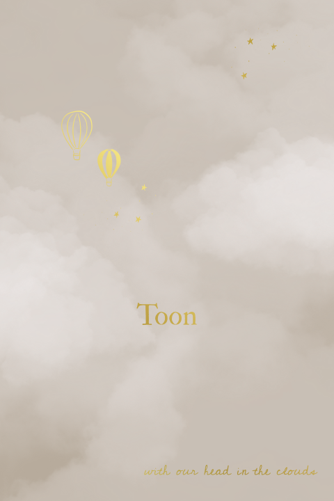 Beige geboortekaartje met wolken, luchtballonnen en sterren