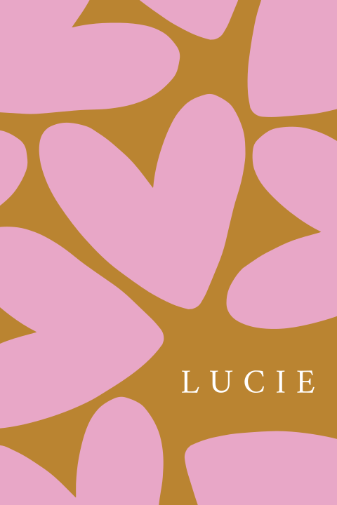 Mosterdkleurig geboortekaartje met roze hartjes