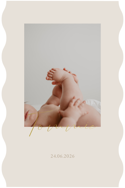 Geboortekaartje met foto, golfrand en naam in goudfolie