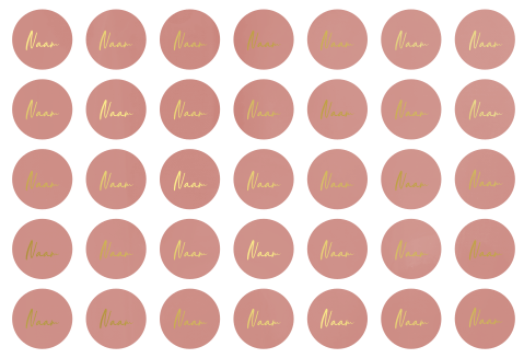 Naamkaartjes rond roze