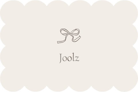 Geboortekaartje uniek handgetekend strikje koekjesvorm golfrand beige