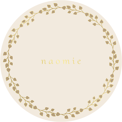 Rond geboortekaartje meisje met bloemenhartjes