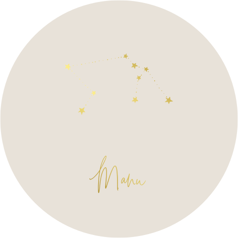 Rond geboortekaartje met sterrenbeeld op taupe achtergrond