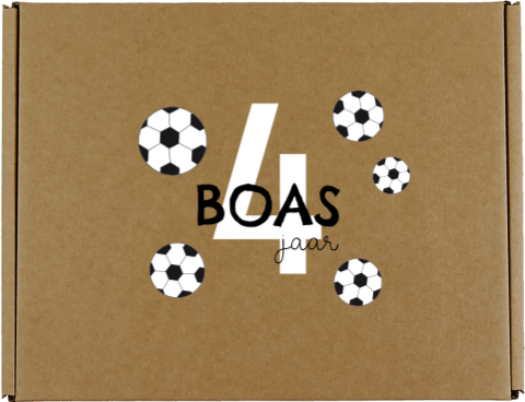 Stoere cadeaudoos van kraft met voetballen, leeftijd en naam