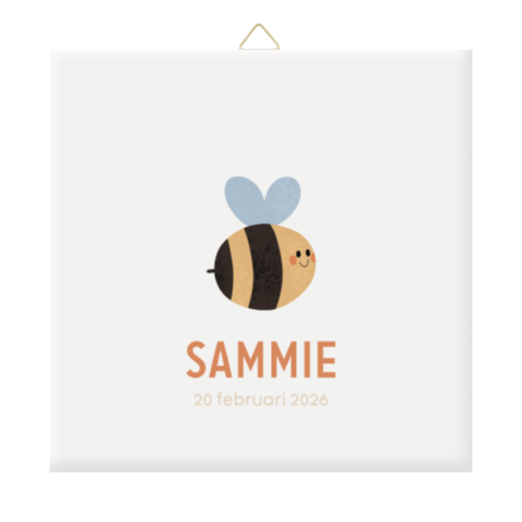 Geboortetegel met bijtje, naam en geboortedatum