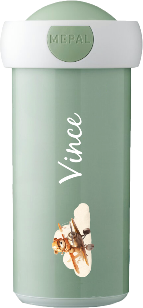 Schoolbeker Mepal met lief beertje in vliegtuig