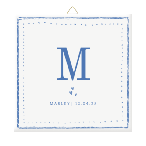 Geboortetegel met initiaal, hartjes, naam en datum