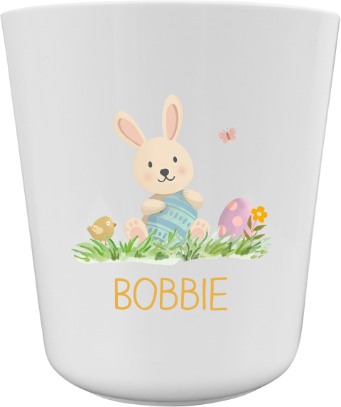 Lieve kinderbeker met konijn in gras