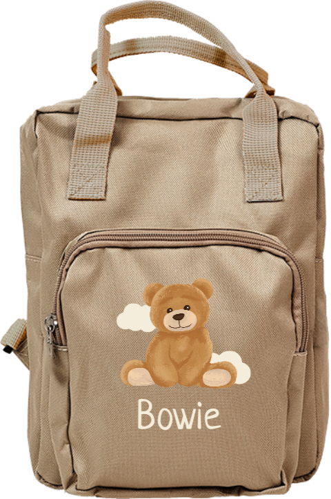 Schattige rugzak classic met zittende beer, wolkjes en naam