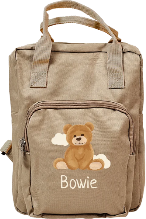 Schattige rugzak classic met zittende beer, wolkjes en naam