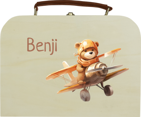 Houten koffertje met naam en beertje in vliegtuig