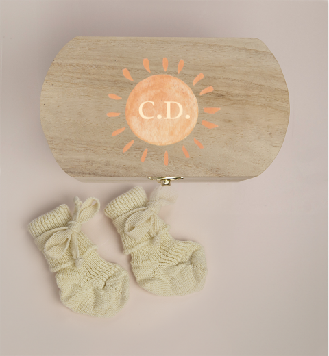 Kraamdoosje met zonnetje, initialen en sokjes