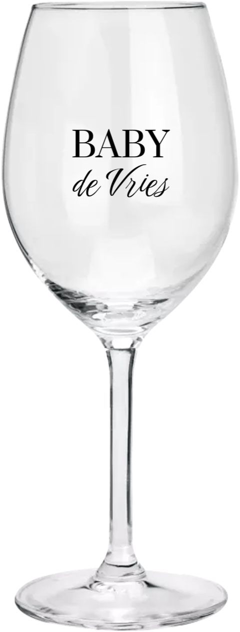 Wijnglas voor witte wijn met naam als zwangerschapsaankondiging