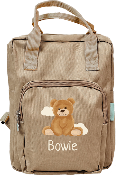 Schattige rugzak classic met zittende beer, wolkjes en naam