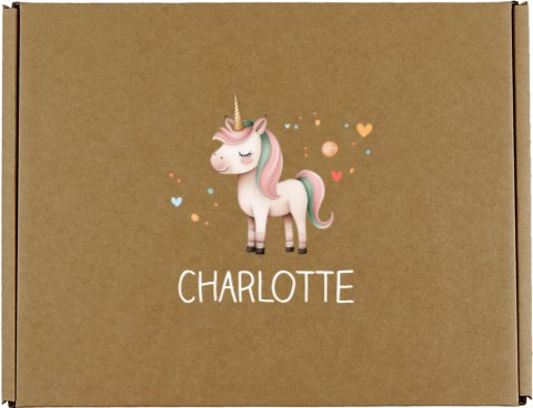 Vrolijke cadeaudoos van kraft met eenhoorn en naam