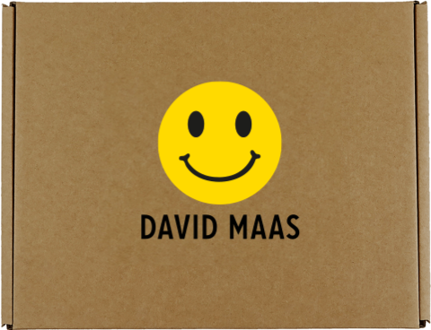 Vrolijke cadeaudoos van kraft met smiley en naam