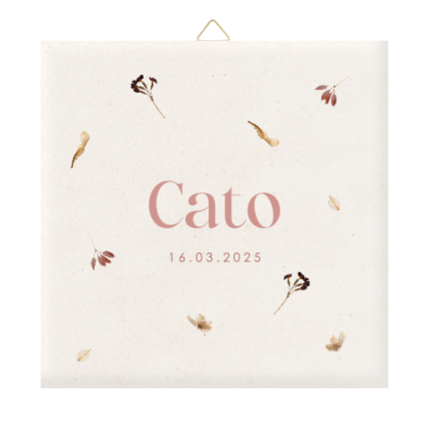 Geboortetegel met droogbloemen en naam